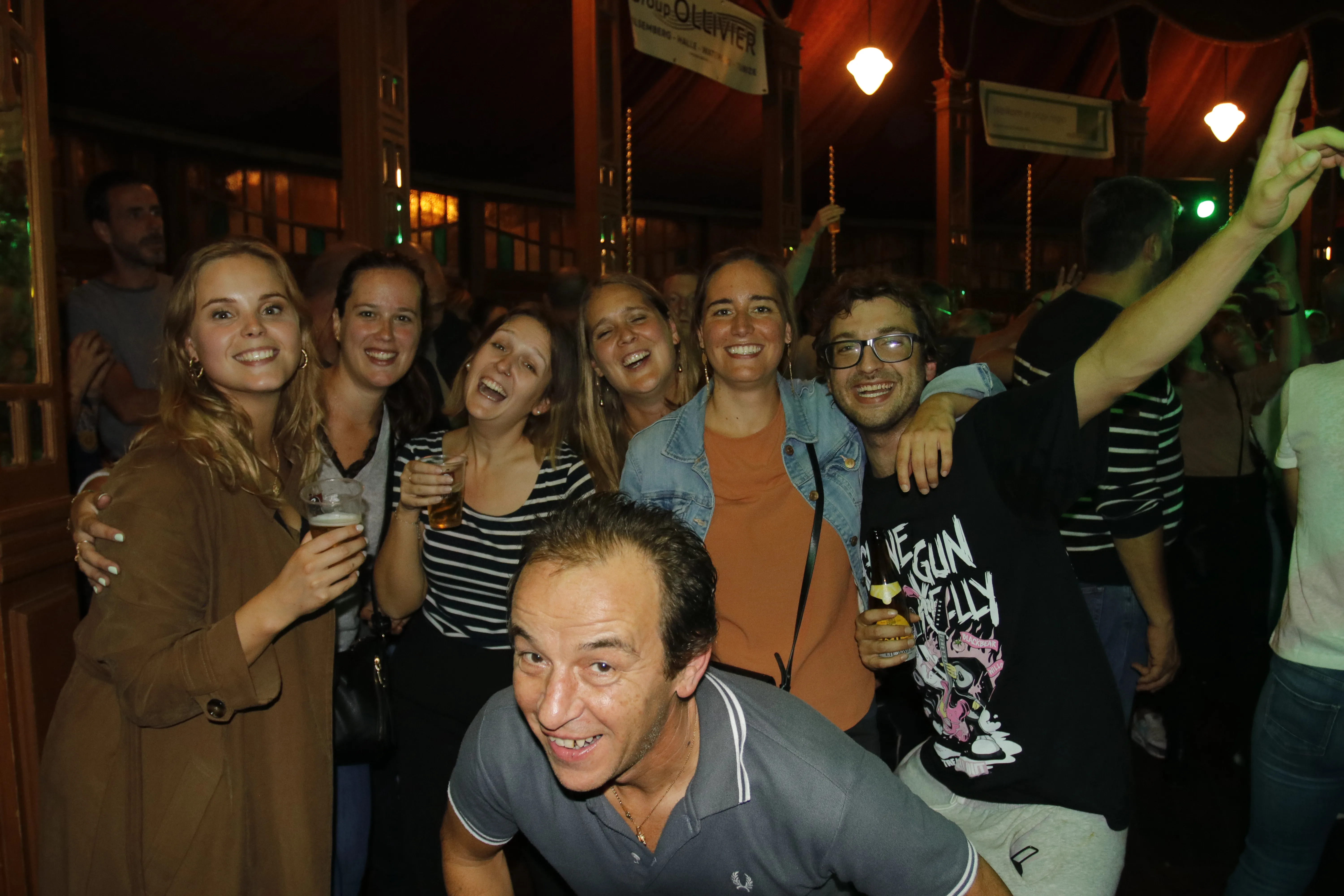 mensen aan het poseren voor een foto